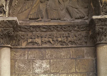 Sturzdetail an der Westfassade, das Szenen inspiriert von La Chanson de Roland zeigt, ca. 1125-35